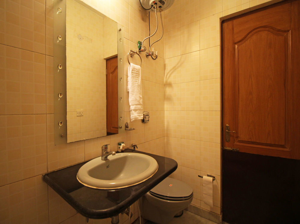 Oyo Flagship 592 Hauz Khas Village New Delhi Bagian luar foto