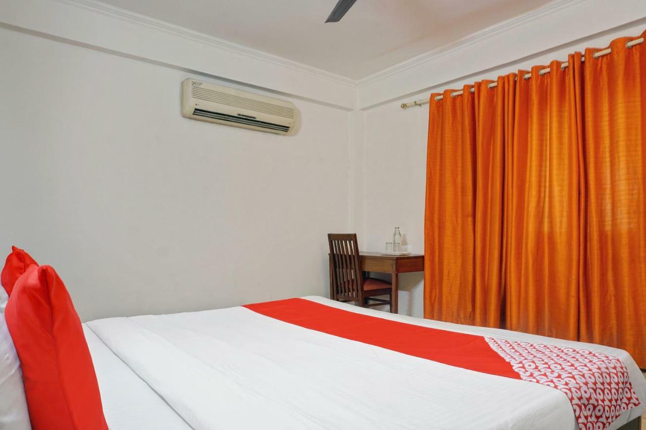 Oyo Flagship 592 Hauz Khas Village New Delhi Bagian luar foto